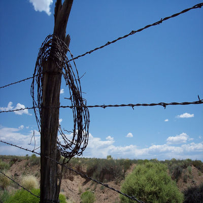 Reliable Quality Barbed Wire Chain Link Fence Galvanized Surface Treatment